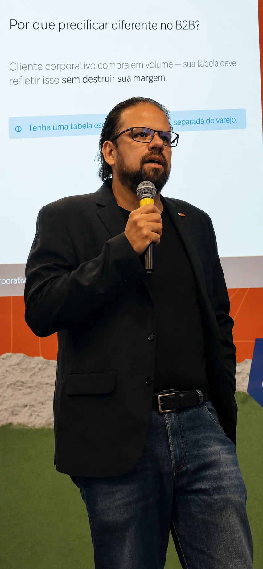 José Júnior Lima em palestra sobre vendas B2B