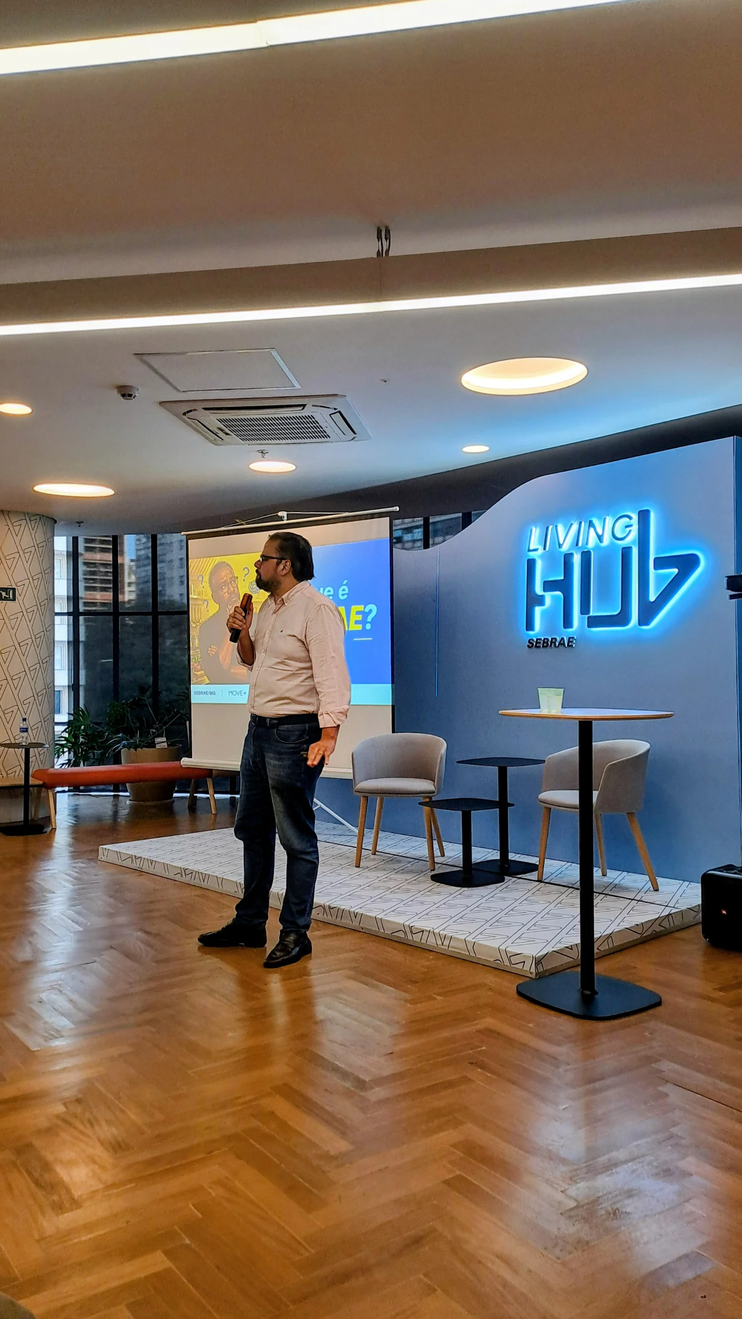 José Júnior Lima palestrando no Living Hub Sebrae